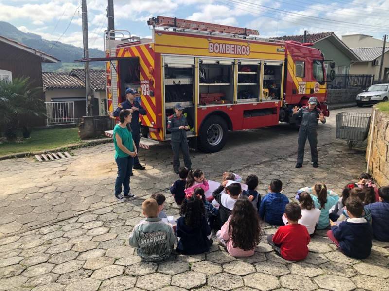 Crianças da Educação Infantil recebem visita do Corpo de Bombeiros, em Urussanga — foto 2