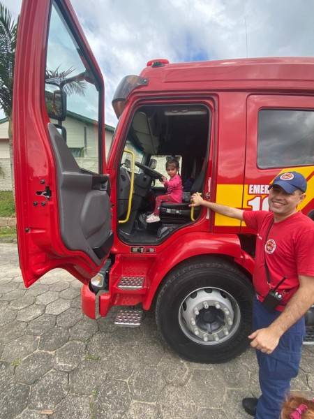 Crianças da Educação Infantil recebem visita do Corpo de Bombeiros, em Urussanga — foto 7