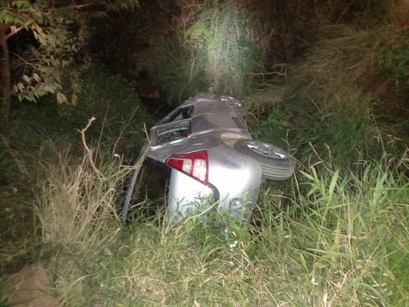 Duas pessoas ficam feridas em capotamento em Içara — foto 1