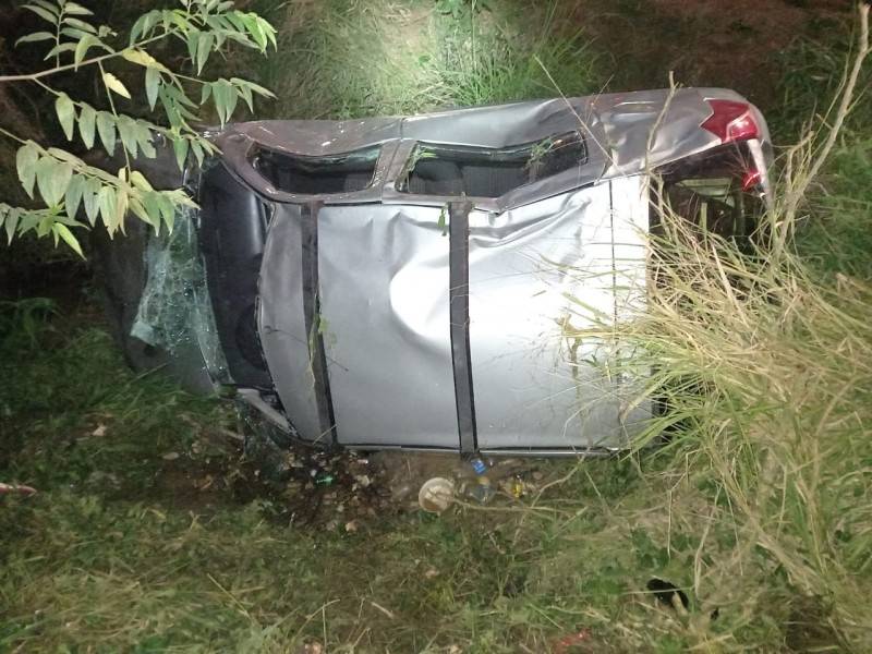 Duas pessoas ficam feridas em capotamento em Içara — foto 2