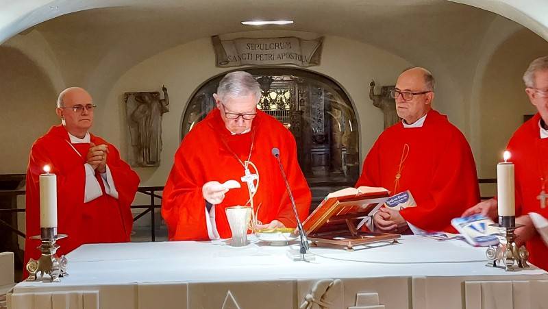 Bispos de Santa Catarina celebram a Eucaristia no Túmulo de São Pedro — foto 6