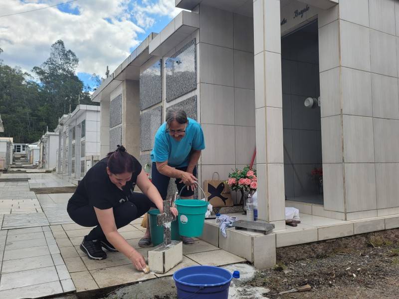Semana é de limpeza e preparação para o dia de finados no Cemitério Municipal de Urussanga — foto 1