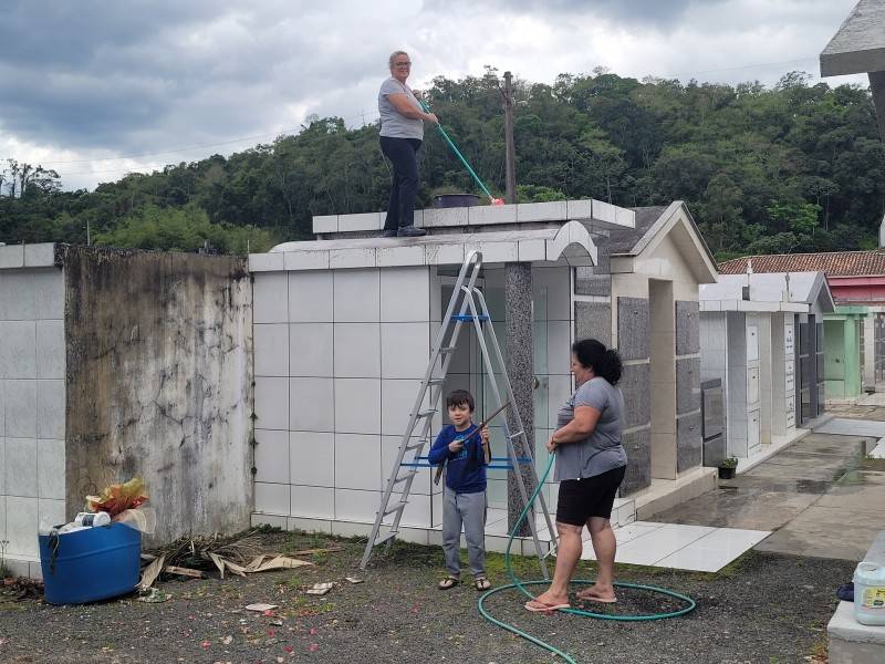 Semana é de limpeza e preparação para o dia de finados no Cemitério Municipal de Urussanga — foto 4