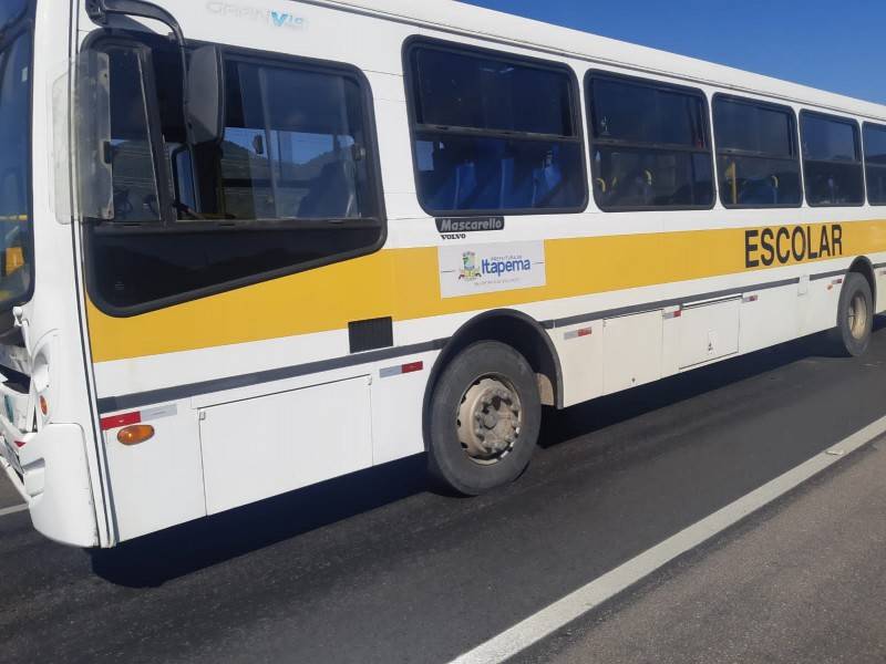 Carreta de Tubarão se envolve em acidente com outros dois veículos na BR-101 — foto 1