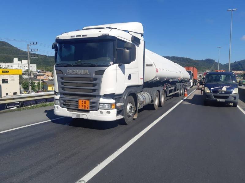 Carreta de Tubarão se envolve em acidente com outros dois veículos na BR-101 — foto 2