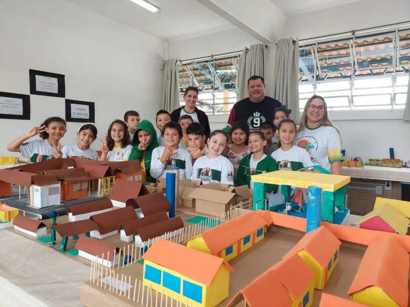 Alunos de Maracajá recriam a própria escola em maquetes — foto 1