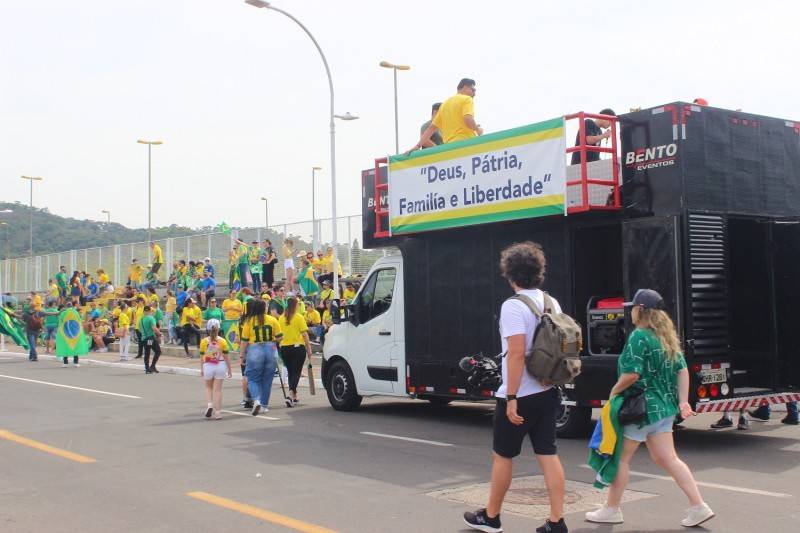 Passeata em defesa dos princípios cristãos reúne manifestantes na Rua da Gente — foto 1