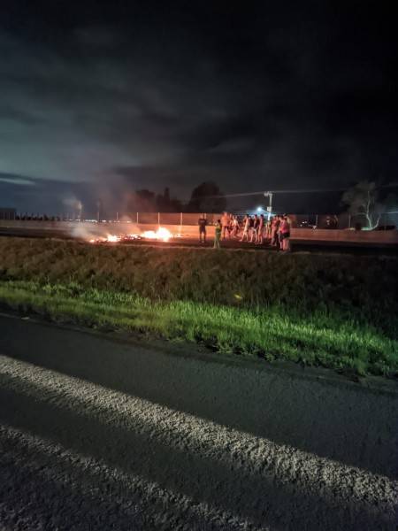Manifestações avançam na BR-101 e trânsito é bloqueado em Tubarão — foto 1