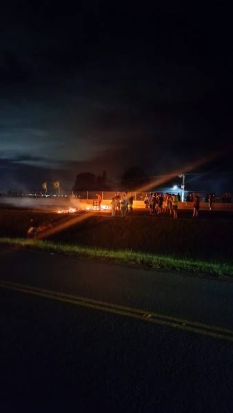 Manifestações avançam na BR-101 e trânsito é bloqueado em Tubarão — foto 2