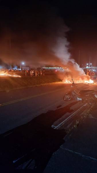 Manifestações avançam na BR-101 e trânsito é bloqueado em Tubarão — foto 3