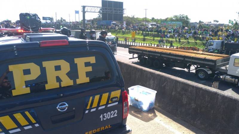 PRF faz uso da força para liberar a BR-101 em Içara — foto 1