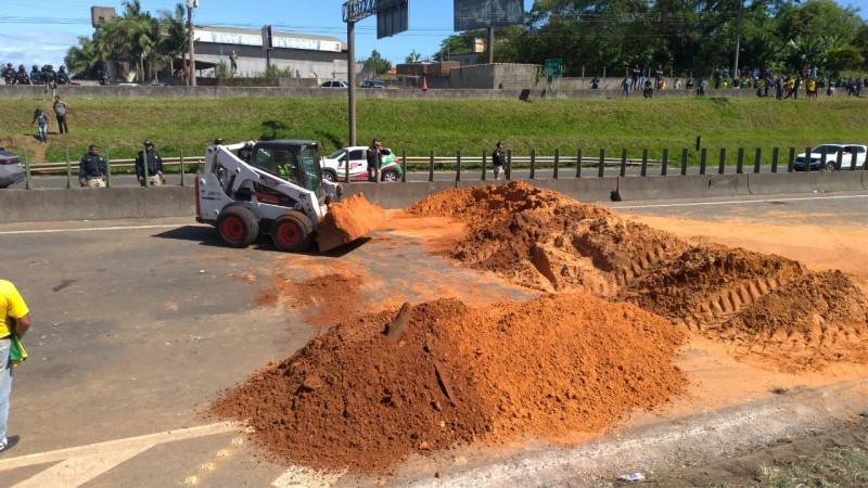 PRF faz uso da força para liberar a BR-101 em Içara — foto 2