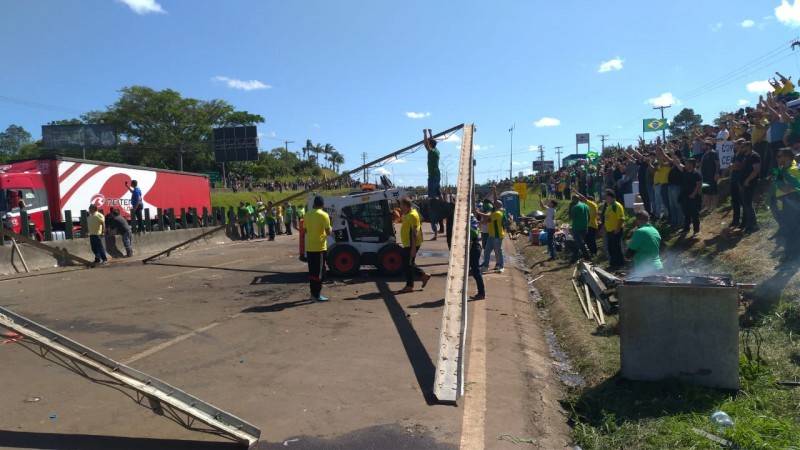 PRF faz uso da força para liberar a BR-101 em Içara — foto 4