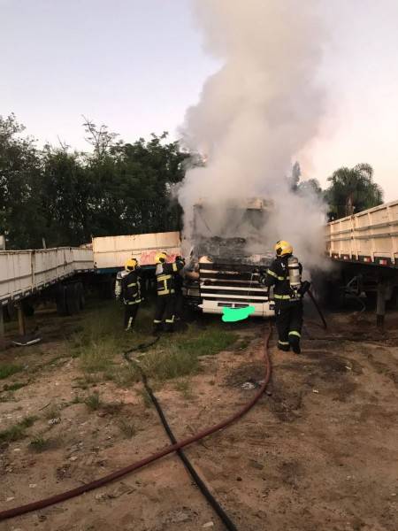 Carreta Scania pega fogo em Criciúma — foto 2