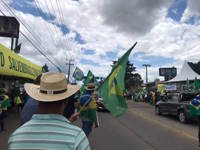 Manifestantes seguem em frente ao 28ºGAC em Criciúma — foto 1