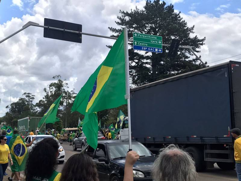 Manifestantes seguem em frente ao 28ºGAC em Criciúma — foto 2