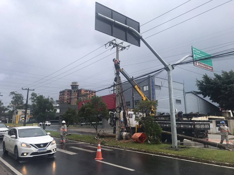 Após colisão em poste, consumidores ficam sem energia na região da Próspera — foto 2