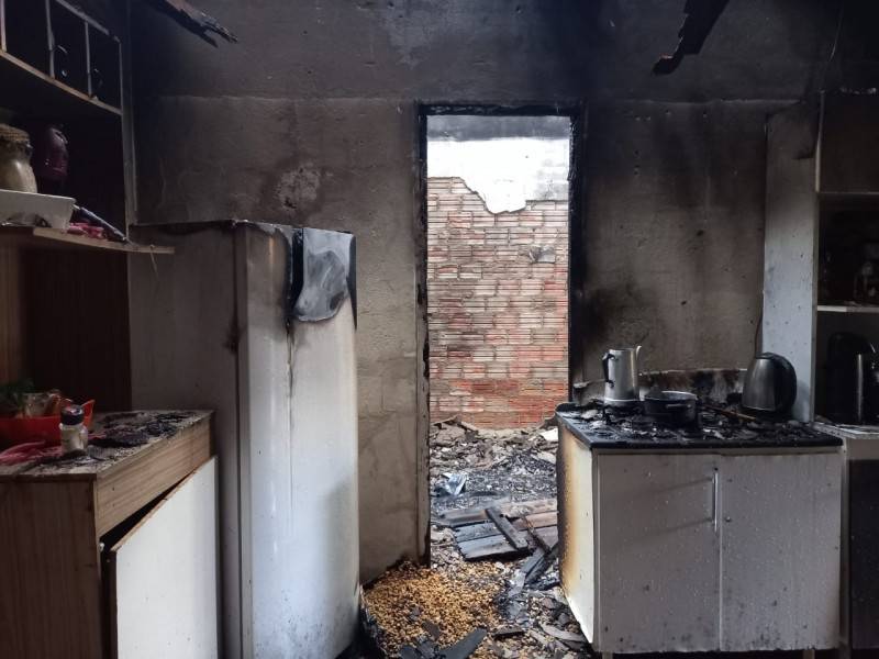 Corpo de Bombeiros combate incêndio em casa em Sombrio — foto 1