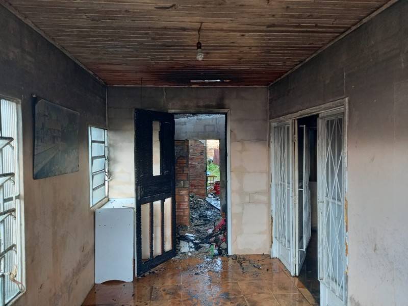 Corpo de Bombeiros combate incêndio em casa em Sombrio — foto 2