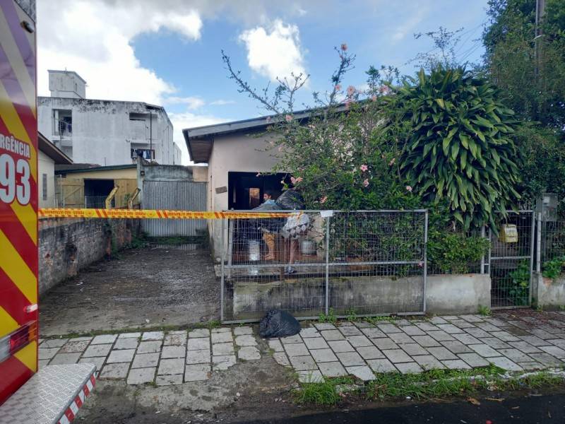 Corpo de Bombeiros combate incêndio em casa em Sombrio — foto 3