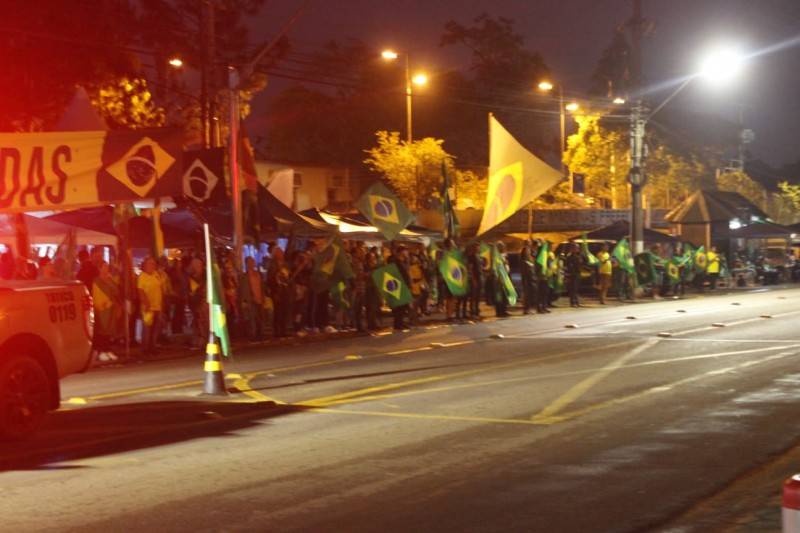 Manifestantes continuam acampados em frente ao 28º GAC — foto 1