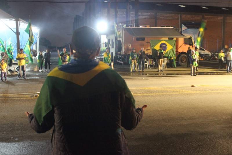 Manifestantes continuam acampados em frente ao 28º GAC — foto 2