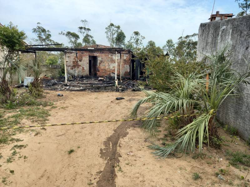 Bombeiros combatem incêndio em casa em Balneário Rincão — foto 1