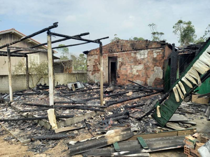 Bombeiros combatem incêndio em casa em Balneário Rincão — foto 2