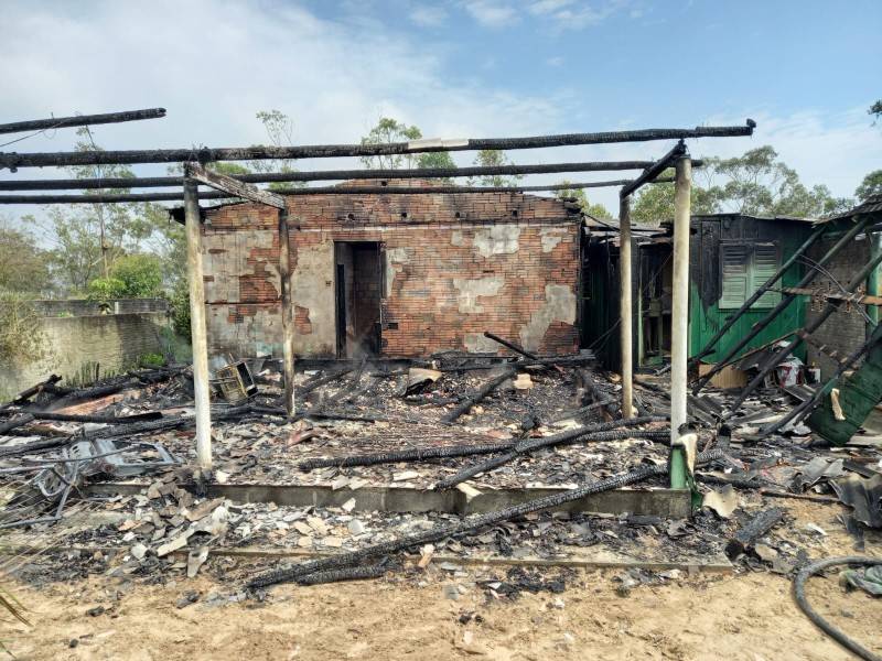 Bombeiros combatem incêndio em casa em Balneário Rincão — foto 5