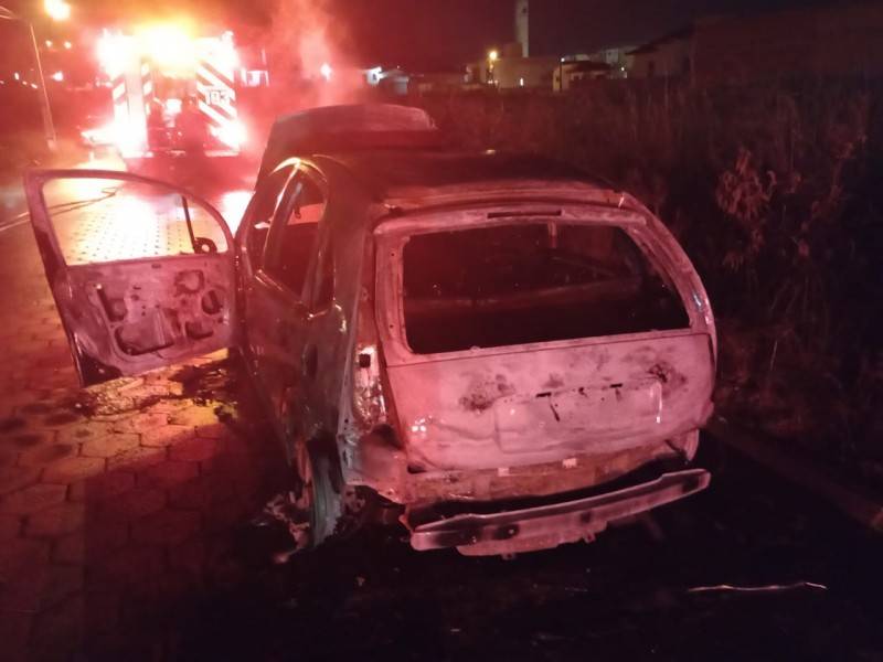 Incêndio destrói carro no bairro São Defende — foto 1