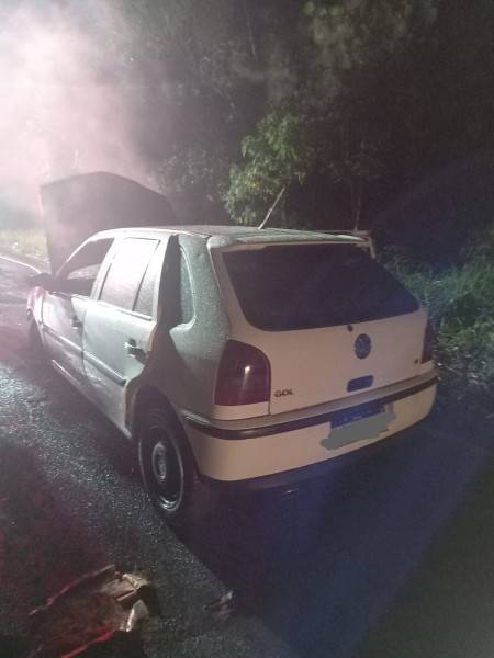 Incêndio em carro mobiliza bombeiros na SC-108 — foto 1