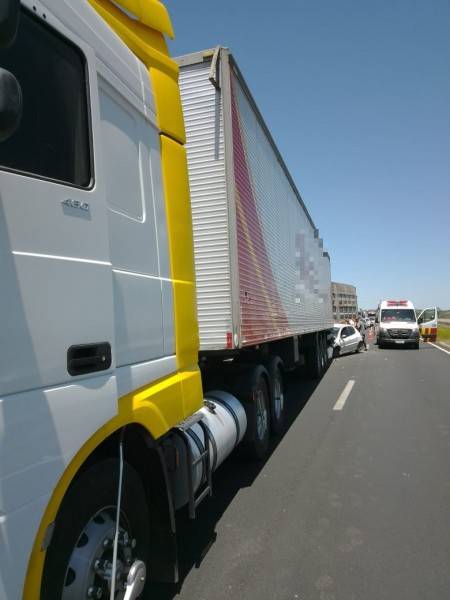 Acidente envolvendo carro, caminhão e carreta é registrado na BR-101 — foto 1