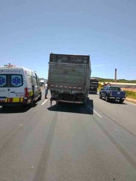 Acidente envolvendo carro, caminhão e carreta é registrado na BR-101 — foto 2