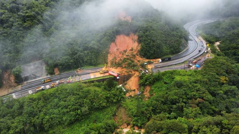 Novas imagens aéreas mostram dimensão do deslizamento na BR-376 — foto 2