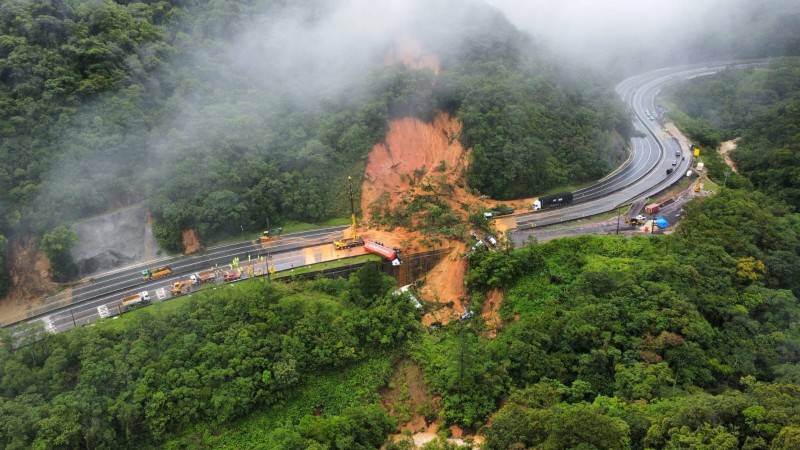 Novas imagens aéreas mostram dimensão do deslizamento na BR-376 — foto 3