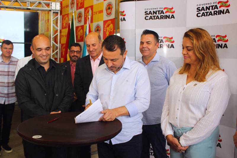 Carlos Moisés assina a ordem de serviço da duplicação da SC-445; sinalização da rodovia inicia hoje — foto 2