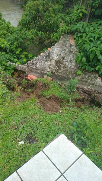 Deslizamento de terra provoca queda de muro em casa no bairro Santa Bárbara — foto 1