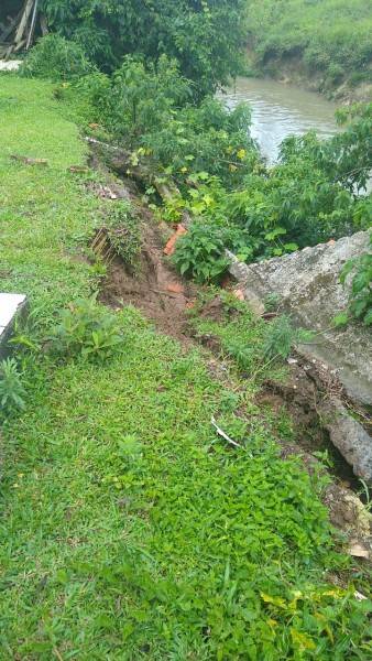 Deslizamento de terra provoca queda de muro em casa no bairro Santa Bárbara — foto 2