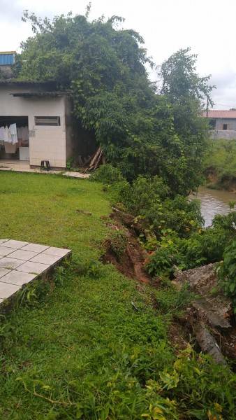Deslizamento de terra provoca queda de muro em casa no bairro Santa Bárbara — foto 3