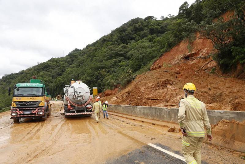 BR-376: bombeiros resgatam corpo da segunda vítima e iniciam limpeza da pista; buscas continuam — foto 1