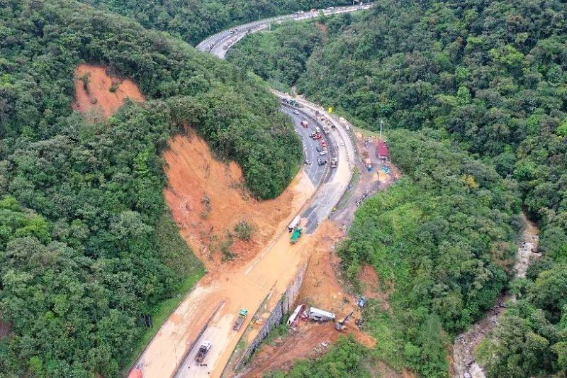 BR-376: bombeiros resgatam corpo da segunda vítima e iniciam limpeza da pista; buscas continuam — foto 2
