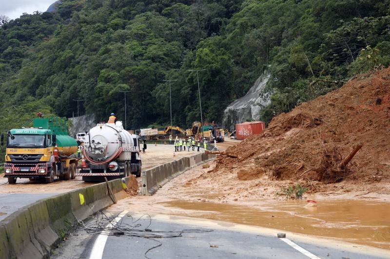 BR-376: bombeiros resgatam corpo da segunda vítima e iniciam limpeza da pista; buscas continuam — foto 13