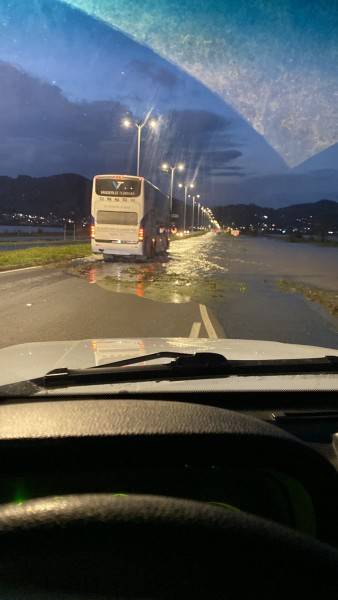 Nível do Rio Capivari sobe e leva cabeceira de ponte em São Martinho, no Sul de SC — foto 1