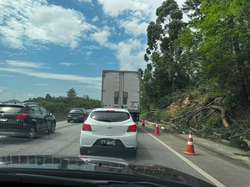 BR-101: no Morro dos Cavalos, filas chegam a nove quilômetros de extensão no sentido Sul — foto 2