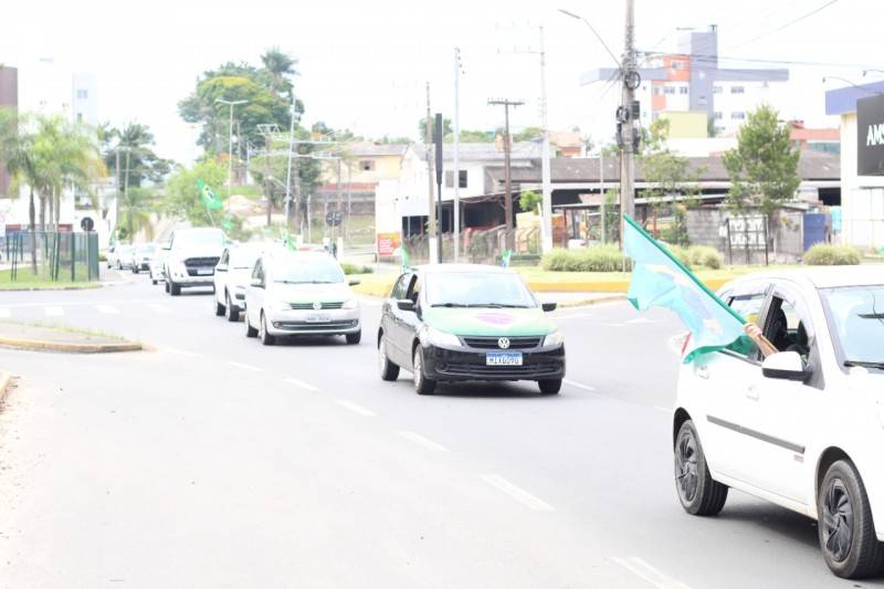 Manifestantes realizam carreata em direção ao 28º GAC em Criciúma — foto 101