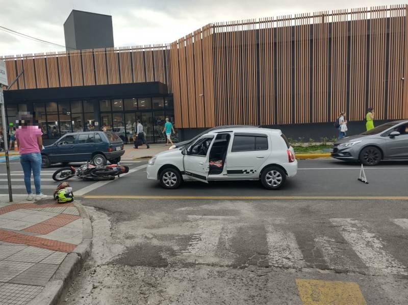 Carro colide na traseira de motocicleta em Criciúma — foto 2