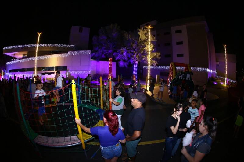 Chegada do Papai Noel reúne 500 pessoas na Santa Bárbara — foto 7