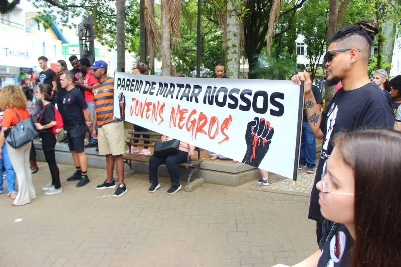 Ato contra o racismo é realizado na Praça Nereu Ramos — foto 1