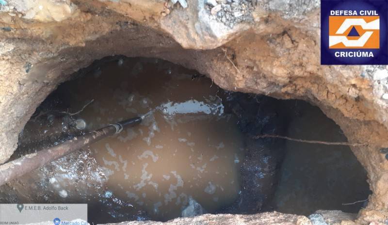 Buraco com mais de um metro de profundidade abre em terreno no bairro Vila Manaus — foto 1