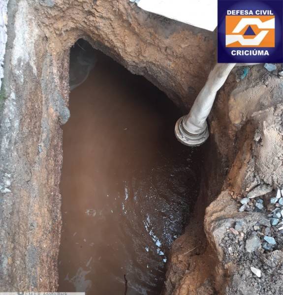 Buraco com mais de um metro de profundidade abre em terreno no bairro Vila Manaus — foto 2